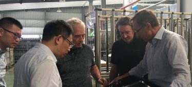 SMP集團(tuán)德國(guó)技術(shù)專(zhuān)家來(lái)我司對(duì)模具及汽車(chē)門(mén)板總成技術(shù)交流和指導(dǎo)